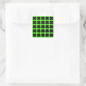 Schwarze 4 Leaf-Klee auf Grün Quadratischer Aufkleber (Tasche)
