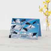 Schwarze Abschlüsse kappen am Himmel mit Regenboge Karte (Gelbe Blume)