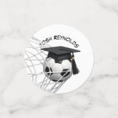Schwarze Abschlussmütze auf einem Fußball Konfetti (Klein Vorderseite)