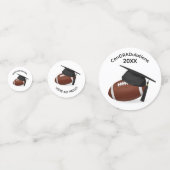 Schwarze Abschlussmütze auf einem Fußball Konfetti (Rückseiten)