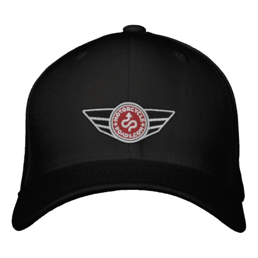 Schwarze Allkappe mit rotem, besticktem MCR-Logo Bestickte Baseballkappe (Vorderseite)