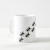 schwarze Ameisenspur Kaffeetasse (Vorderseite Links)