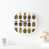 Schwarze Ananas: Einzigartiges texturiertes Set Große Wanduhr (Zuhause)