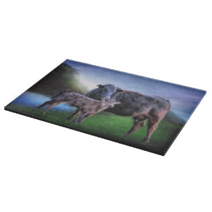Schwarze Angus-Kuh mit Kalb Schneidebrett