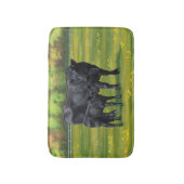 Schwarze Anguskühe und Niedliches Kalb im Sommerwe Badematte (Vorderseite Vertikal)