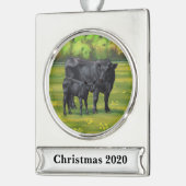 Schwarze Anguskühe und Niedliches Kalb im Sommerwe Banner-Ornament Silber (Links)