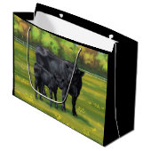 Schwarze Anguskühe und Niedliches Kalb im Sommerwe Große Geschenktüte (Vorderseite Schrägansicht)