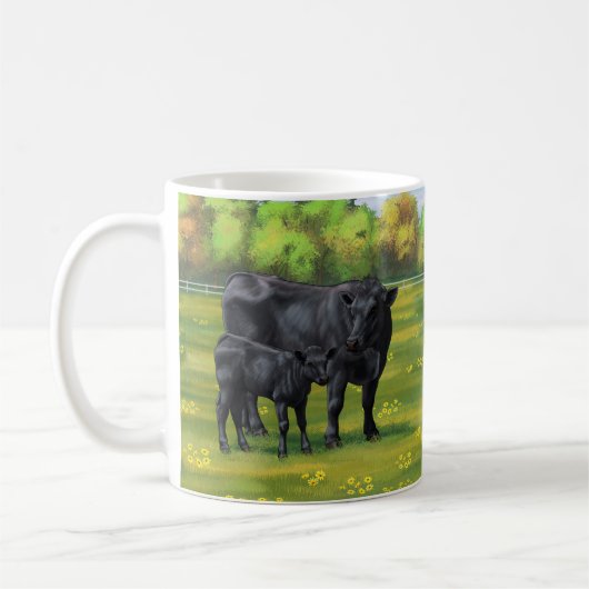 Schwarze Anguskühe und Niedliches Kalb im Sommerwe Kaffeetasse (Links)