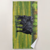 Schwarze Anguskühe und Niedliches Kalb im Sommerwe Strandtuch (Vorderseite)