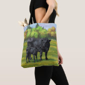 Schwarze Anguskühe und Niedliches Kalb im Sommerwe Tasche (Von Nahem)
