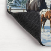 Schwarze Appaloosa Pferde auf einem Bauernhof im W Mousepad (Ecke)