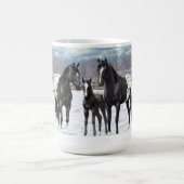 Schwarze Appaloosa Pferde im Schnee Kaffeetasse (Mittel)