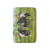 Schwarze Appaloosa Pferde im Sommer Weide Badematte (Vorderseite Vertikal)