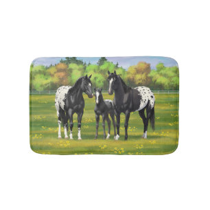 Schwarze Appaloosa Pferde im Sommer Weide Badematte
