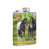 Schwarze Appaloosa Pferde im Sommer Weide Flachmann (Rechts)