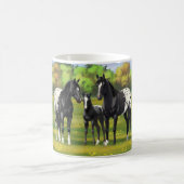 Schwarze Appaloosa Pferde im Sommer Weide Kaffeetasse (Mittel)