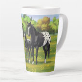 Schwarze Appaloosa Pferde im Sommer Weide Milchtasse (Rechte Ecke)