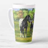 Schwarze Appaloosa Pferde im Sommer Weide Milchtasse (Linke Ecke)