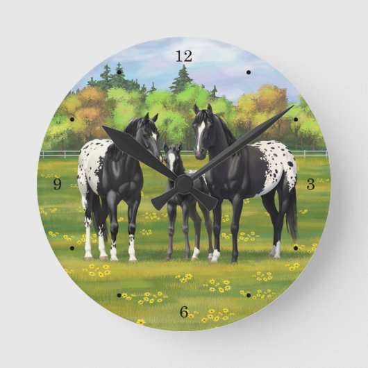 Schwarze Appaloosa Pferde im Sommer Weide Runde Wanduhr (Vorderseite)