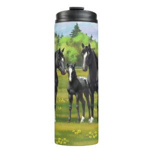Schwarze Appaloosa Pferde im Sommer Weide Thermosbecher