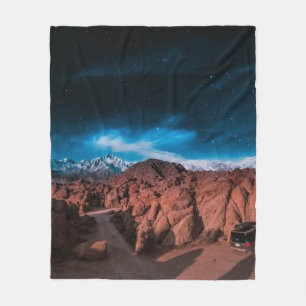 SCHWARZE AUTOS IN DER NÄHE DER ROCKFORMATIONEN FLEECEDECKE