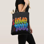 Schwarze Backsteinwand mit Graffiti „Ich liebe dic Tasche (Von Nahem)