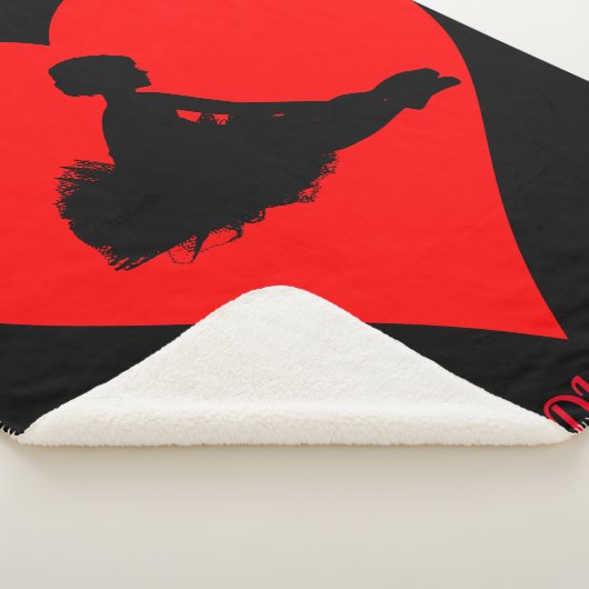 Schwarze Ballerina Decke mit einem roten Herz. Sherpadecke (3/4)