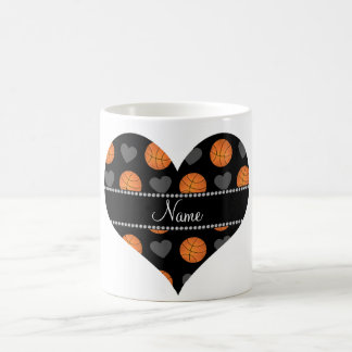 Schwarze Basketbälle und Herzen des individuellen Kaffeetasse