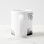 Schwarze Bäume auf weißem Hintergrund Jumbo-Tasse (Rückseite)