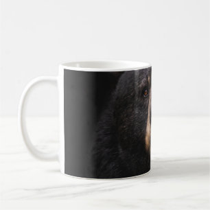 SCHWARZE BEUTEL AUF DER BRANCHE AUS BROWNEN HOLZBA KAFFEETASSE