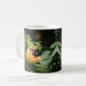 Schwarze Biene auf Orange Trumpet Blume Kaffeetasse (Vorderseite Links)