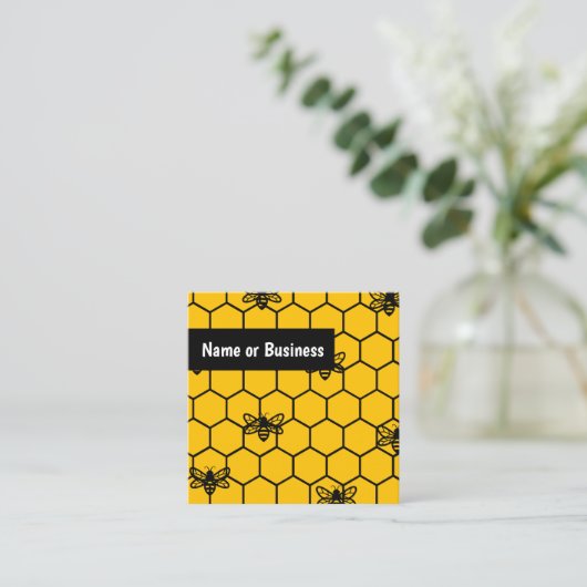 Schwarze Bienen auf gelben Waben Quadratische Visitenkarte (Stehend Vorderseite)