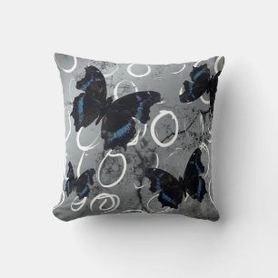 Schwarze/ Blaue Schmetterlinge auf silbernem Grund Kissen