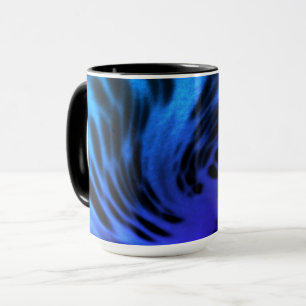 Schwarze blaue Tasse