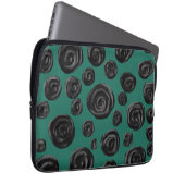 Schwarze Blumen auf Jadegrün Laptopschutzhülle (Vorne Rechts)