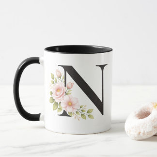 Schwarze Blumenmonogramm-N-Tasse Tasse