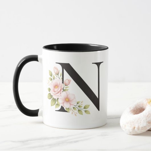Schwarze Blumenmonogramm-N-Tasse Tasse (Mit Donut)