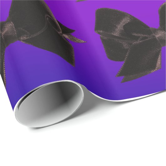 Schwarze Bogen auf Lila Geschenkpapier (Rolleneckpunkt)