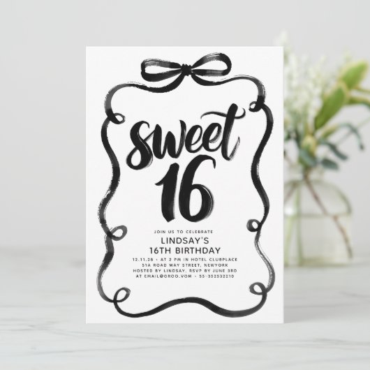 Schwarze Bogen Whimsical Sweet 16. Geburtstag Einladung (Stehend Vorderseite)