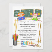 Schwarze Brett-Cartoon-Kinder im Schulunterricht Einladung (Vorderseite)