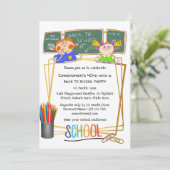 Schwarze Brett-Cartoon-Kinder im Schulunterricht Einladung (Stehend Vorderseite)