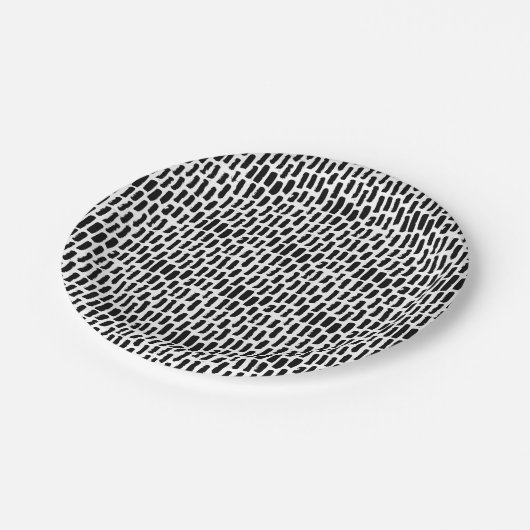 Schwarze Bürste streicht Muster Pappteller (Schrägansicht)