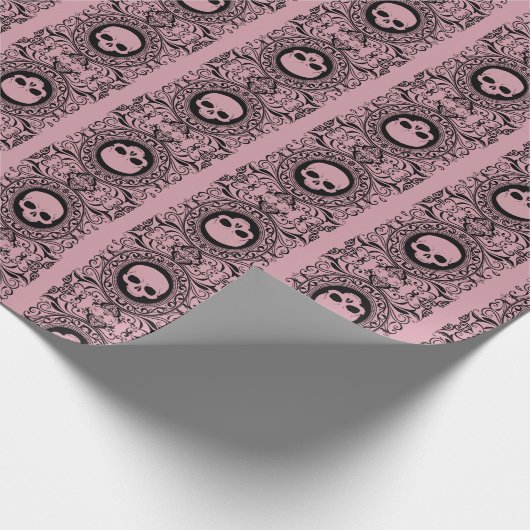 schwarze Cameo Damask Skulls auf rosa Wrapping Pap Geschenkpapier (Ecke)