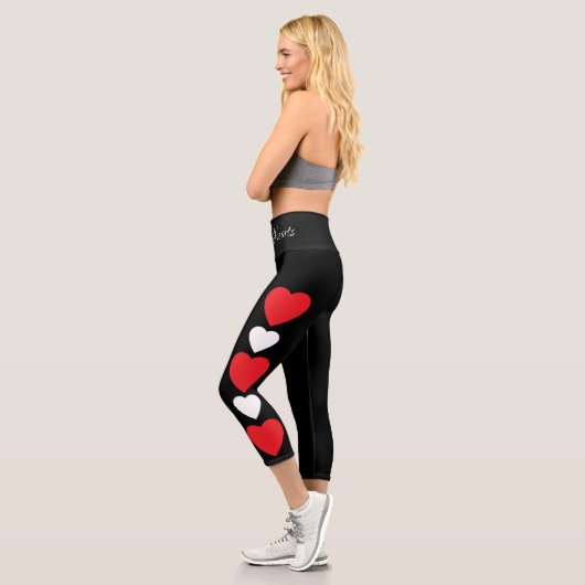 Schwarze Capri-Leggings mit rotem und weißem Herze Capri Leggings (Links)