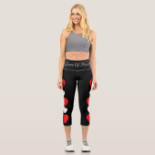 Schwarze Capri-Leggings mit rotem und weißem Herze Capri Leggings (Vorderseite)