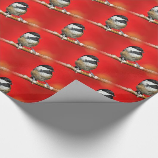Schwarze Chickade auf Herbstrot Hintergrund Geschenkpapier (Ecke)