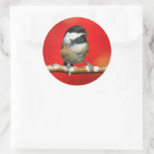 Schwarze Chickade auf Herbstrot Hintergrund Runder Aufkleber (Tasche)