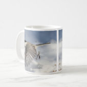 Schwarze Chickade im Flug Kaffeetasse (Vorderseite Links)