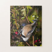 Schwarze Chickadee, die Herbstberries geniessen Puzzle (Vertikal)