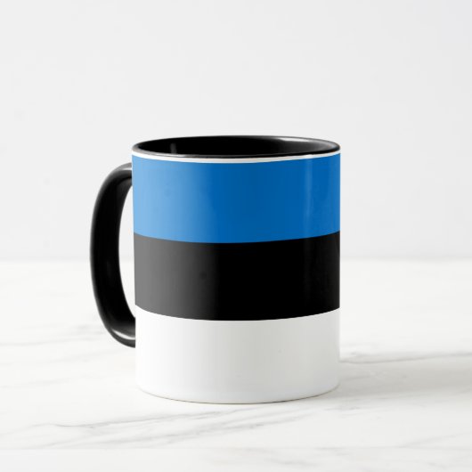 Schwarze Combo-Tasse mit der Flagge Estlands Tasse (Vorderseite Links)